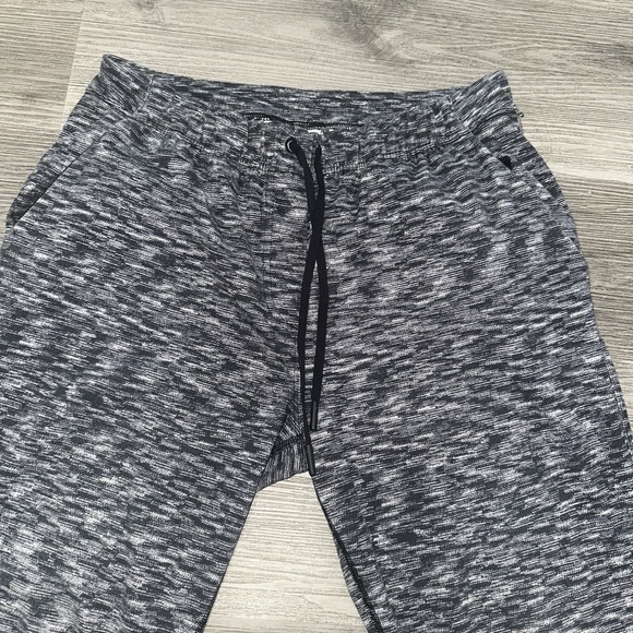Lululemon MENS Jet Crop (Slim) Pants in Dramatic Static White Black Size 4 - Picture 2 of 8
